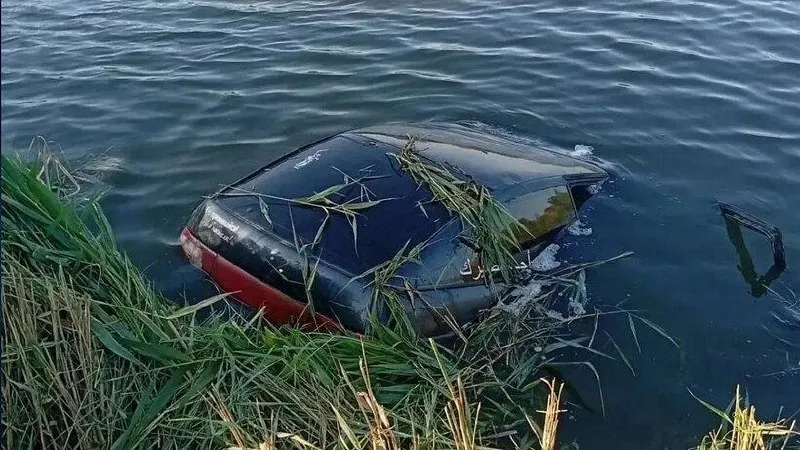 В Саратовской области произошло смертельное ДТП: автомобиль ВАЗ-2112 съехал в пруд, погибли четверо человек, в числе которых двое детей.