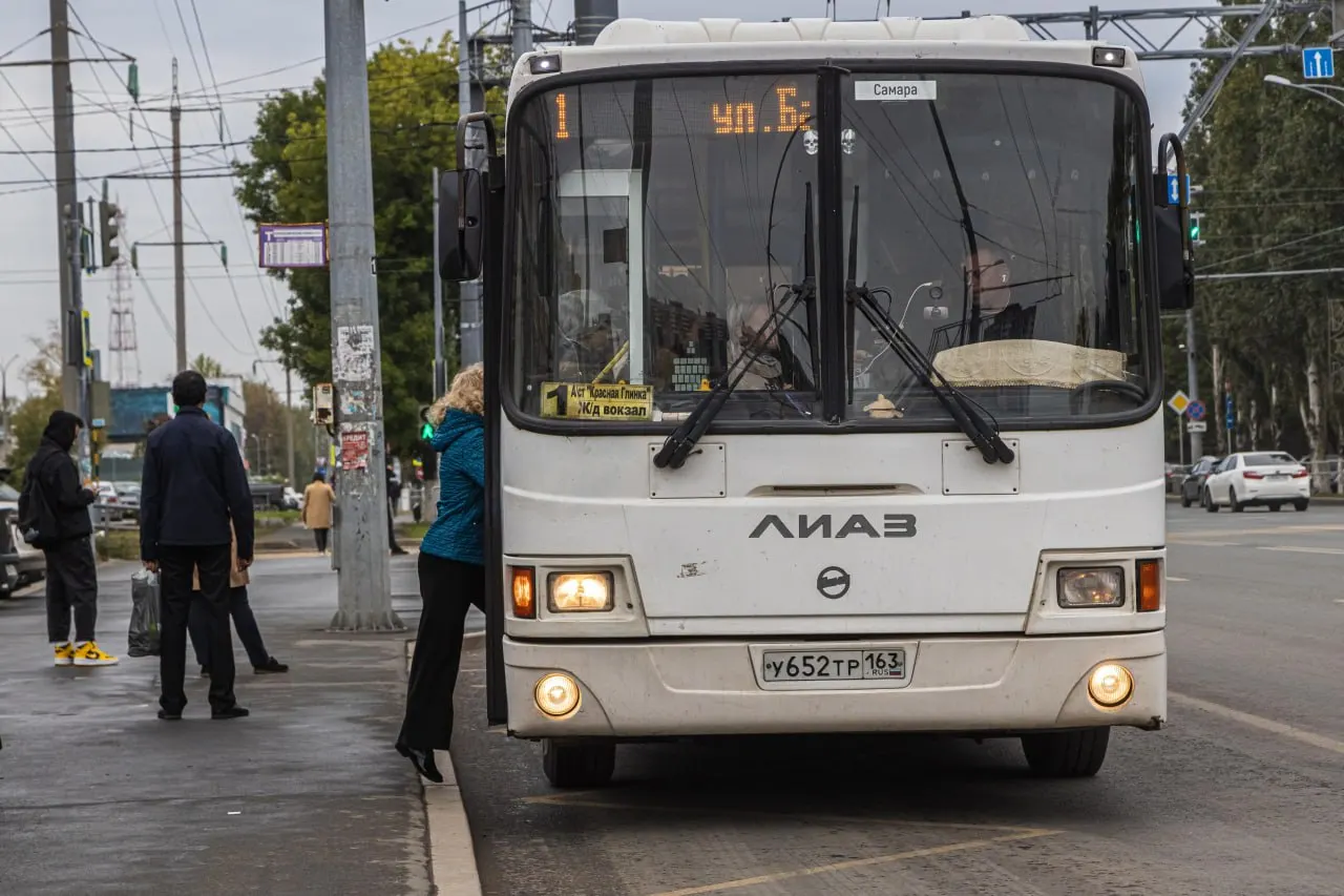 В день матча в районе стадиона Самара Арена ожидаются усиленные перевозки: автобусы №1 и №67 войдут на территорию арены до 18:00 и после 21:00, а с 15:00 до 20:30 усилят движение остальных маршрутов.
