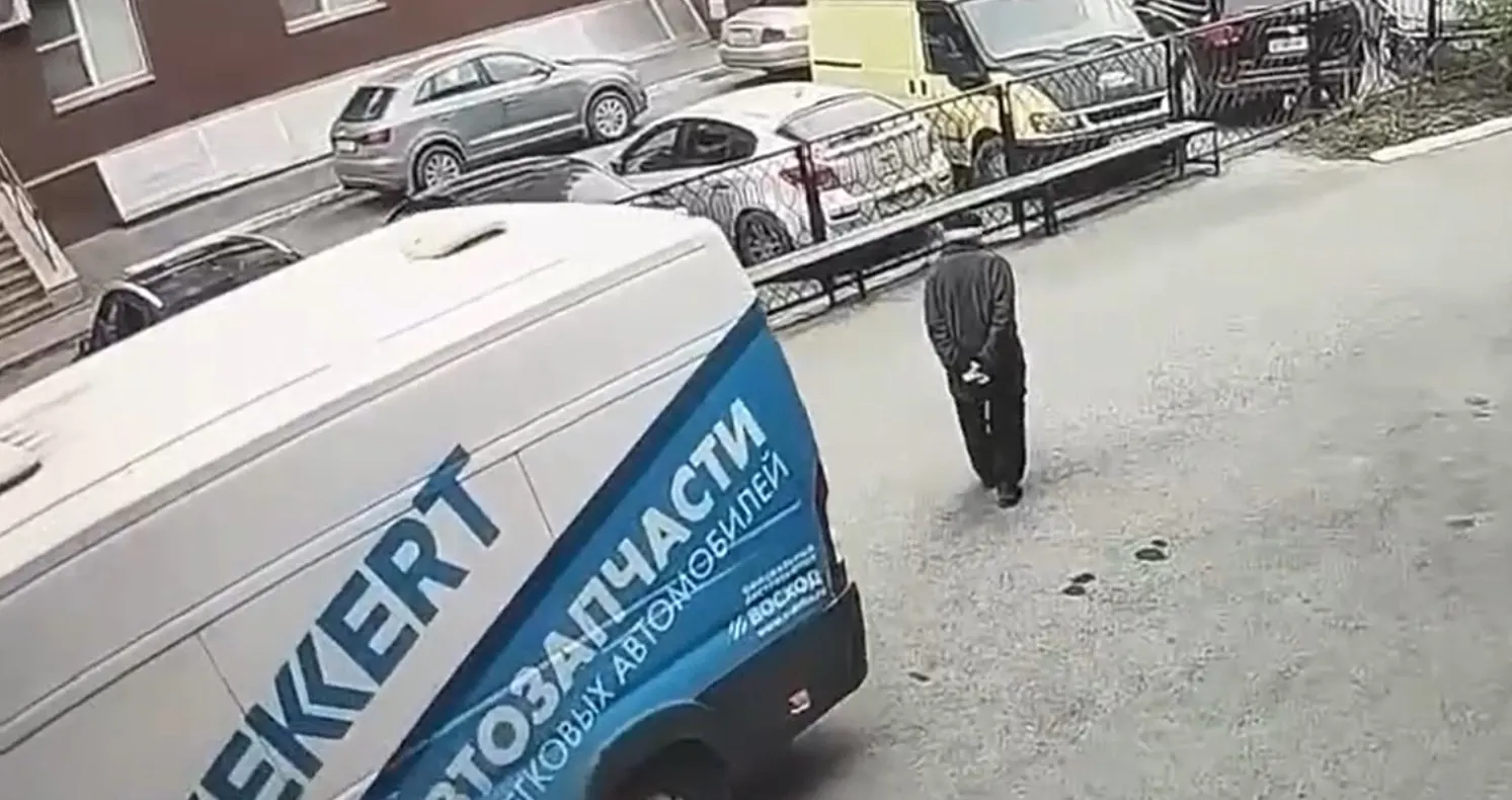 Пенсионер был сбит возле поликлиники фургоном и умер через три недели; родственники планируют обжаловать решение МВД.