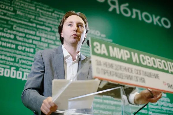 За один день ряд судебных инстанций аннулировал регистрации трёх кандидатов от партии Яблоко в разных регионах — причины варьируются от иностранных ценных бумаг до обвинений в администрировании запрещённых материалов.