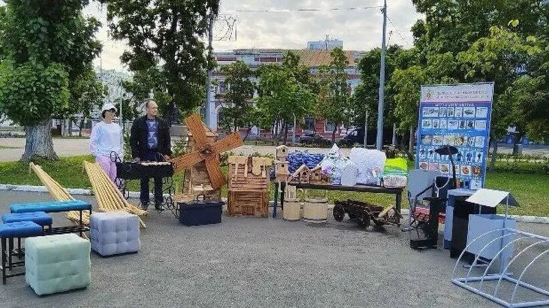 В центре города прошла выставка-ярмарка, на которой представлены товары заключённых: швейные изделия, сувениры и изделия из металла и дерева.