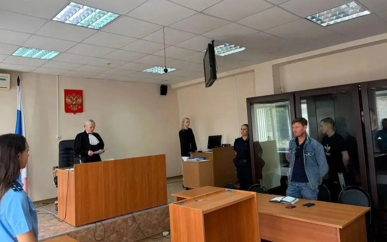 Ижевский суд вынес наказание четырем местным: 18-летняя девушка получила 5 лет колонии, трое мужчин — 8,5–9,5 лет; нападение и кража были совершены против вдовы бойца СВО, с ее карты сняли 740 тысяч рублей.