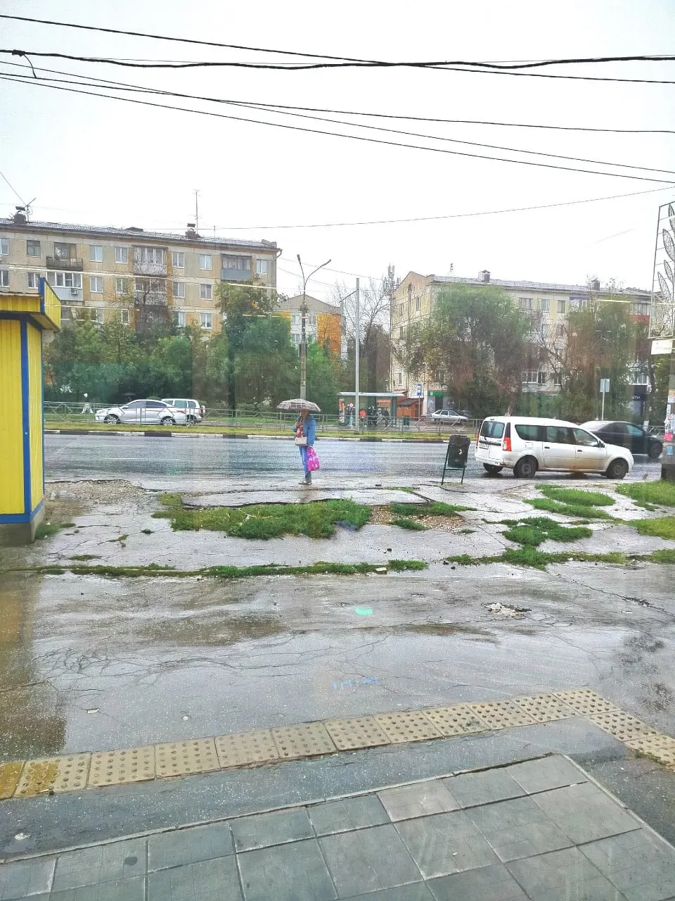 После исчезновения остановки на ул. Карбышева/Гагарина жители вынуждены ждать автобусы на открытом участке, под дождём и палящим солнцем.