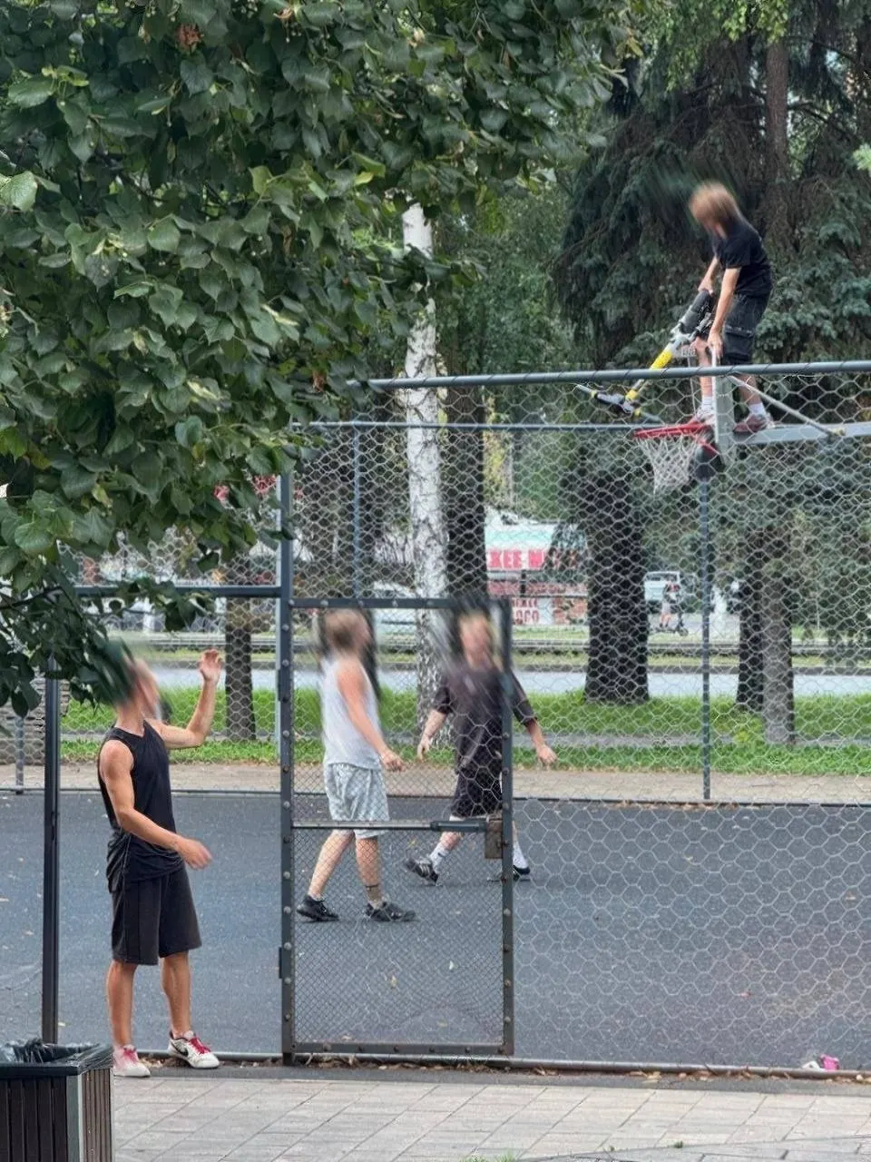 Подростки в Самаре нашли необычное применение для самокатов на городской площадке.