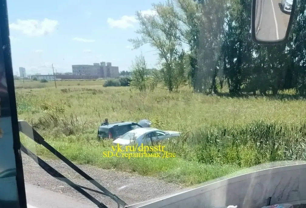 Два автомобиля столкнулись у птицефабрики на Раевском тракте. У тринадцатилетних детей и взрослых — ушибы и переломы, госпитализация.