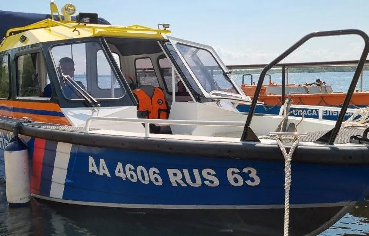 На Волге спасатели вынесли из воды тонувшего мужчину, один пострадавший пришёл в себя после реанимации, второго найти не удалось.