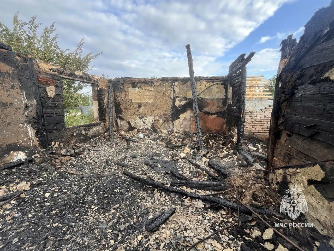 В частном доме в Саратовской области произошёл смертельный пожар; пожарные нашли тело мужчины. Предварительная версия — неосторожное обращение с огнём во время курения.