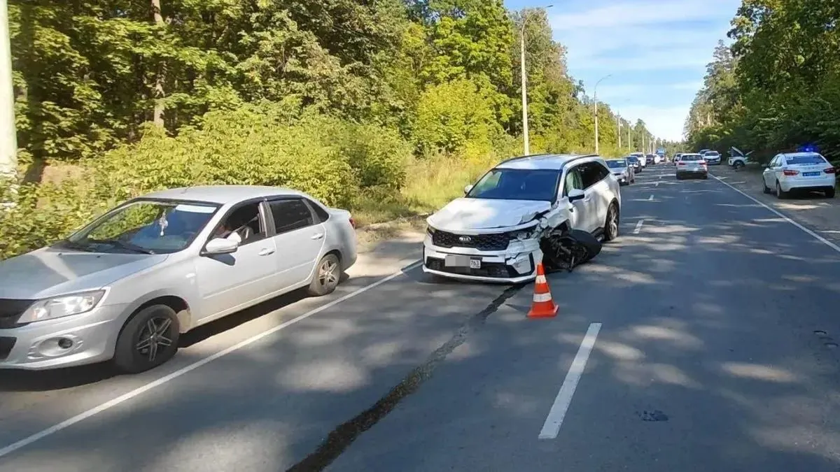 В Тольятти на Лесопарковом шоссе произошла автомобильная авария: три пострадавших, включая 11-летнего ребёнка. Все получили амбулаторное лечение.