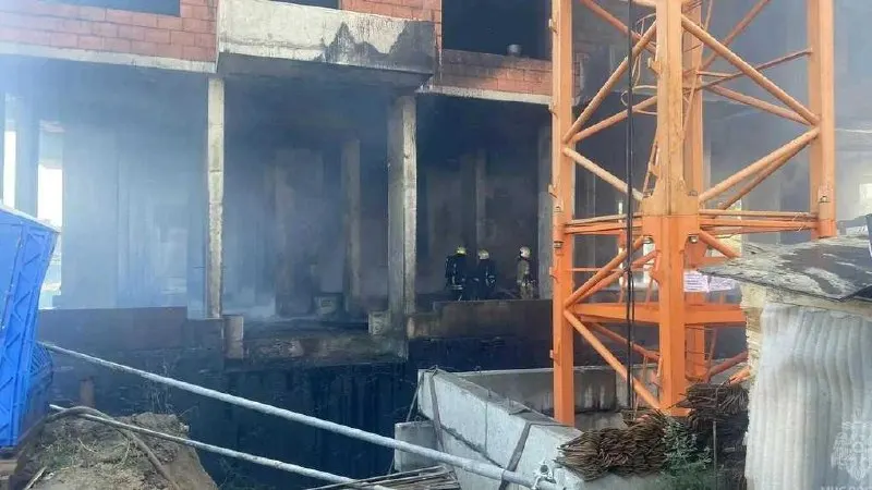 Два рабочих пострадали на стройке 15 августа в Нижнем Новгороде: один в тяжёлом состоянии и переведён в медикаментозный сон после заражения крови, второй остаётся в сознании с поверхностными ожогами около 50% тела.