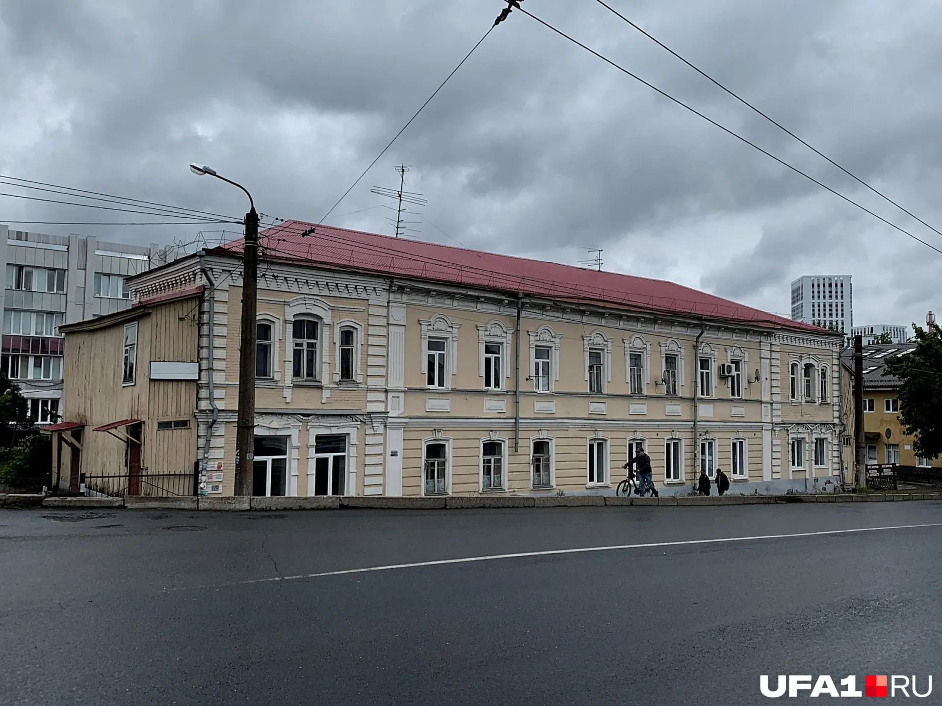 150-летний дом купца Лузиновых, памятник культуры, выставлен на продажу за символическую сумму; новому владельцу предстоит оформить документы и завершить ремонт к 2029 году.