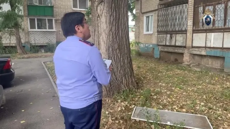 Мальчик выпал из окна на четвертом этаже во дворе 2-го микрорайона Энгельса; сейчас он находится в больнице, сообщили в СУ СКР по Саратовской области.