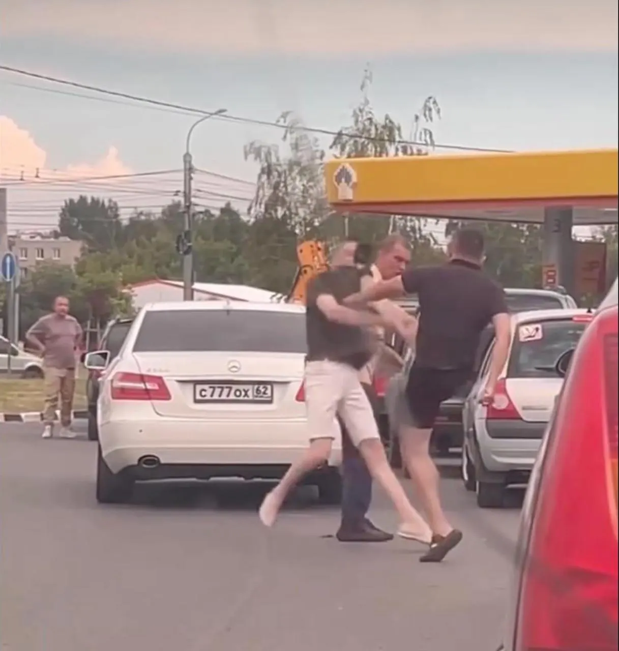 В России снова разразился топливный кризис: москвичи и жители других городов сообщают о нехватке бензина и резком росте цен на топливо.