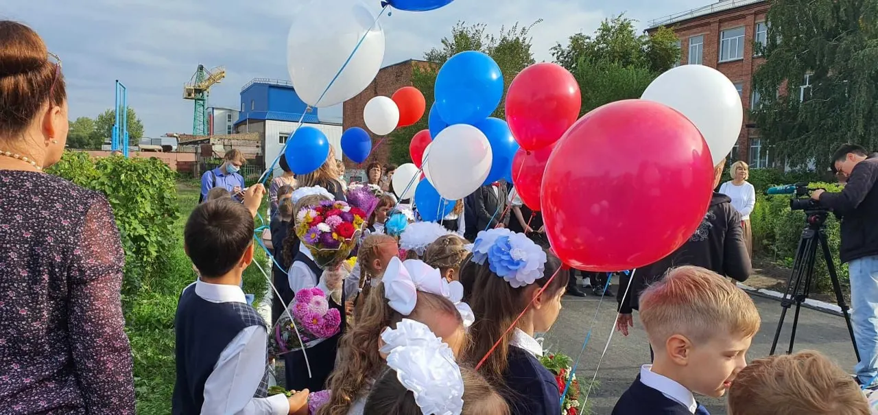 Расходы на подготовку к школьному году в Омске достигли 16 000 рублей; регионы демонстрируют различия, а общая тенденция — рост затрат за последние годы.