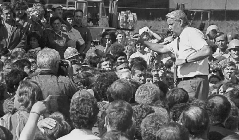 Исторический обзор эпохи начала 1990-х, когда регионы заявляли о суверенитете, а центр подчеркивал сохранение единого государства