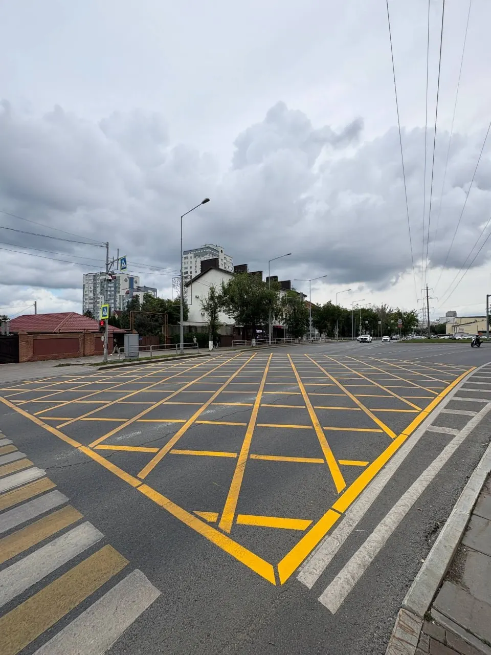 Жёлтая разметка в виде сетки появится на нескольких перекрёстках города и ограничит въезд при заторе.