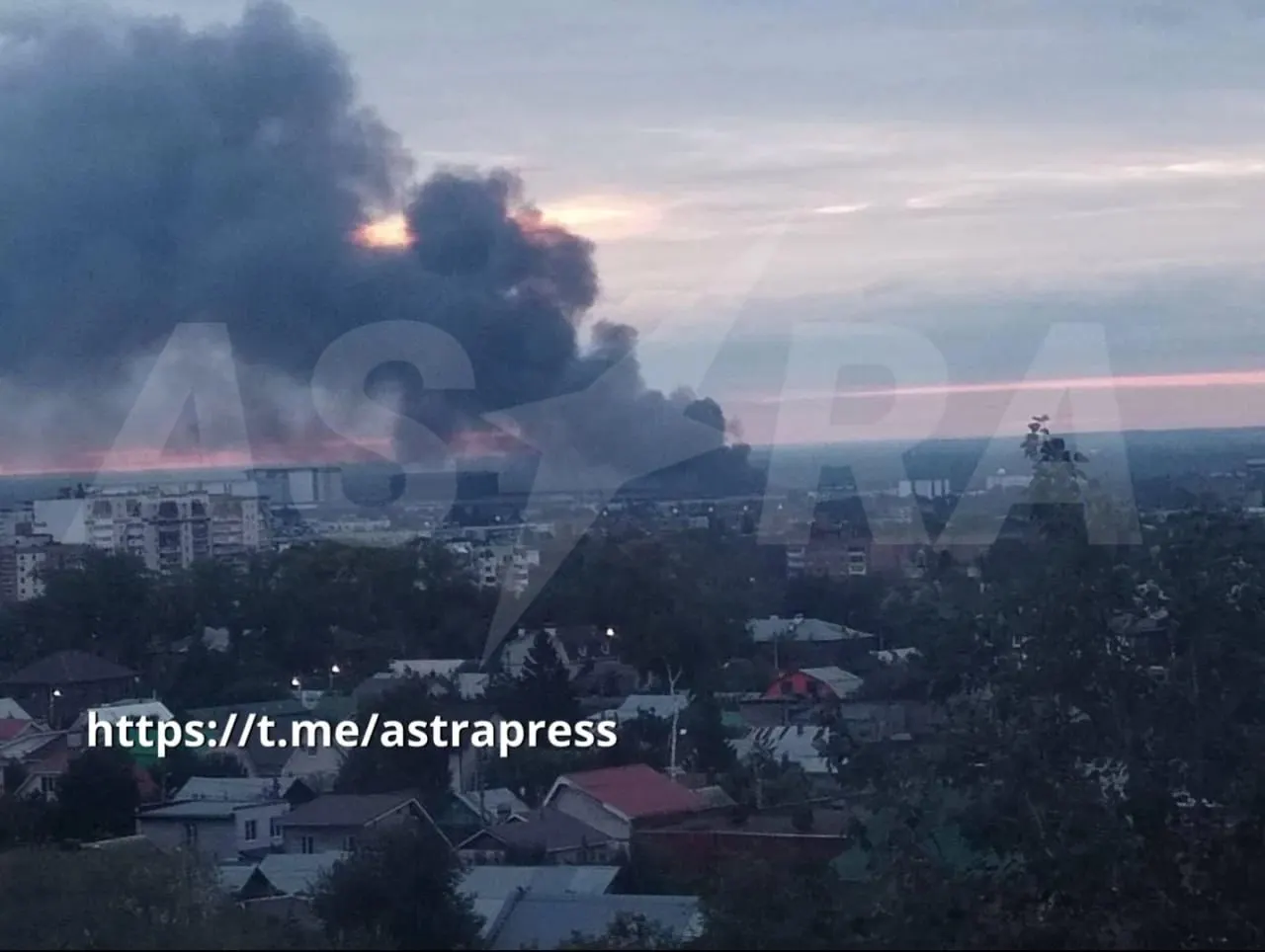 Пожар в Самаре, аресты в Москве, сбои в сервисах и свежие данные соцопроса — обзор ночных событий.