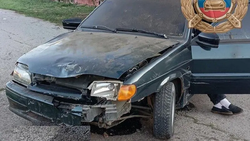 19-летний водитель врезался в дерево, 18-летний пассажир получил травмы и был доставлен в медицинское учреждение.