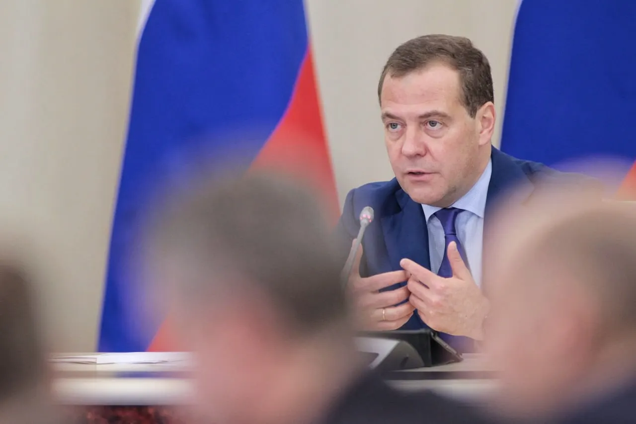 Медведев заявил, что противостояние с Западом сохранится и после завершения СВО; он указал на проблемы воспитания общества.
