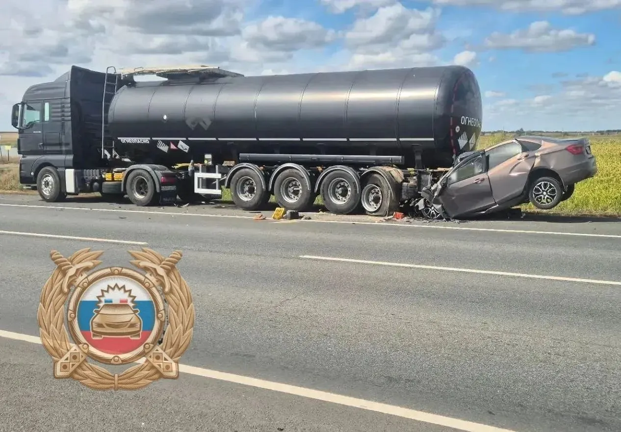 21-летний водитель Lada Vesta погиб после наезда на припаркованный полуприцеп возле Старого Хопра; устанавливаются обстоятельства.