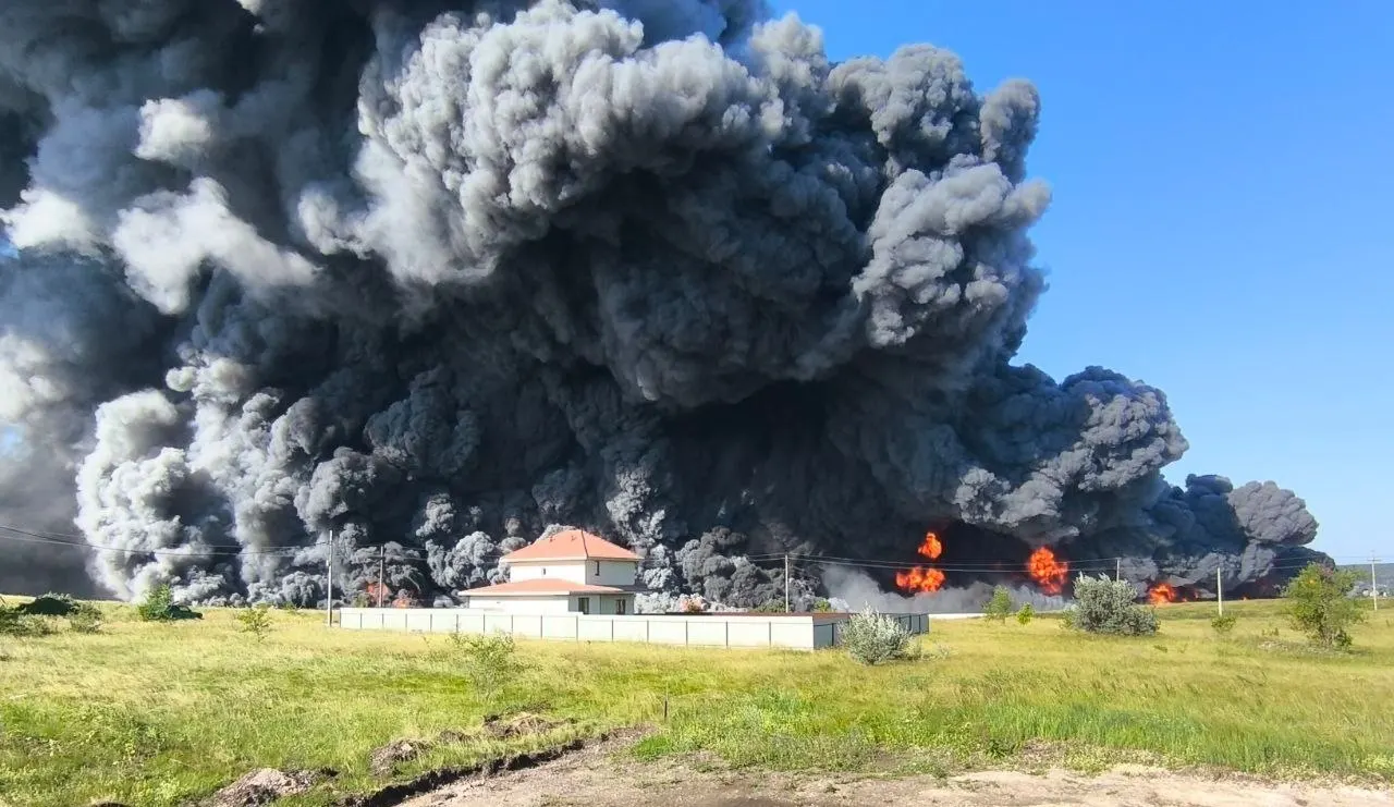 Пожар на складе в регионе уничтожил большую часть площади: 160 тысяч кв. м из 180 тысяч выгорели, власти фиксируют уничтожение запасов.
