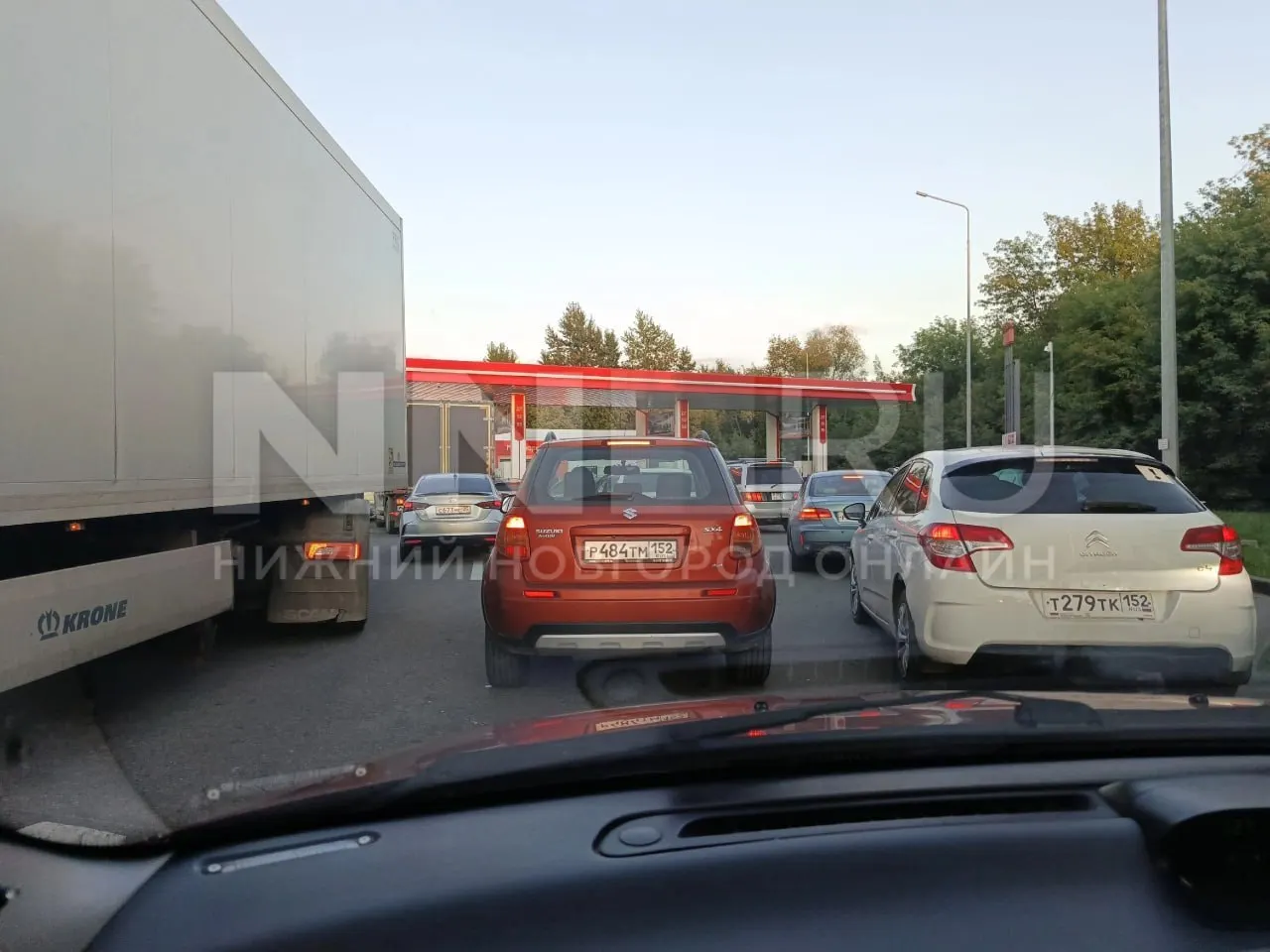 Нижегородская область снова сталкивается с очередями на АЗС; власти говорят о отсутствии резкого роста спроса и объясняют задержки логистикой и графиком поставок.