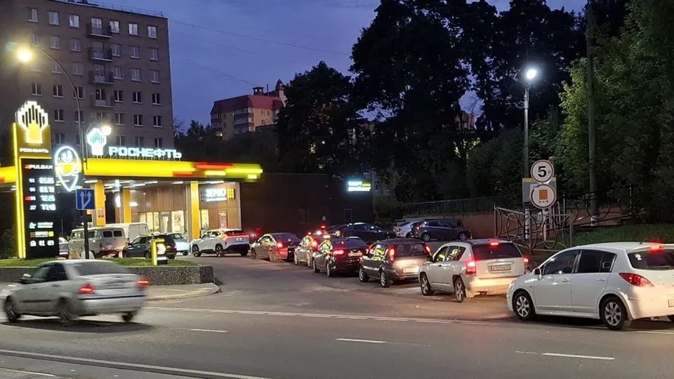 Из-за перебоев с топливом очереди на заправках вновь стали частым явлением в регионах: автомобилисты жалуются на длительное ожидание, ограничение объема топлива и рост спроса перед выходными.