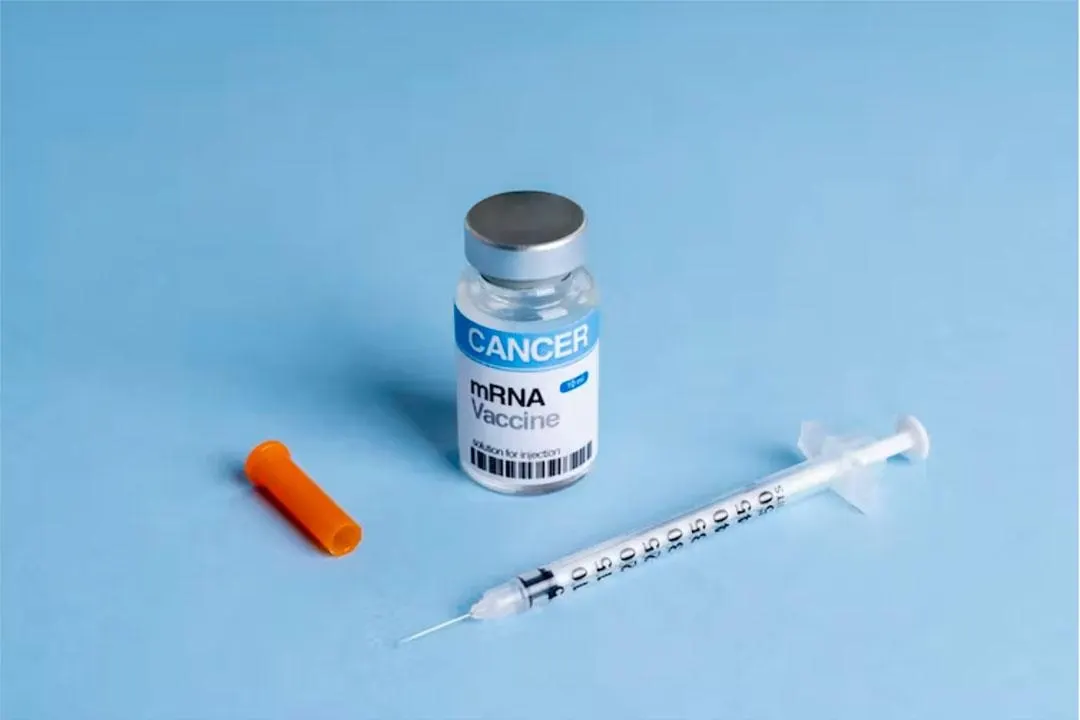 Moderna и Merck объявили о положительных результатах испытаний персонализированной мРНК-вакцины против меланомы; акции компаний взлетели на фоне новостей, а в России обсуждают включение онковакцин в госпрограмму.