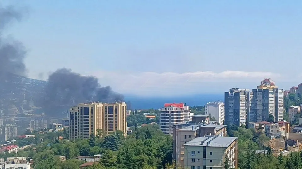 Дроны атаковали побережье Ялты; возгорание зафиксировано в здании рядом с Hungry Bird. Жители эвакуируются, силы правопорядка усиливают охрану побережья.