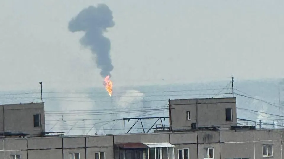 Украинские дроны атаковали российские НПЗ, вызвав перебои в переработке нефти и риск топливного кризиса. В регионе Пермский край введён режим беспилотной опасности.