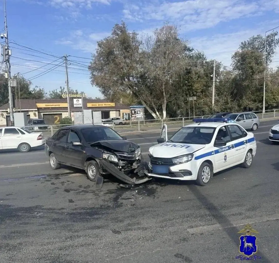 На улице Ново-Садовой в Самаре полицейский автомобиль столкнулся с другой машиной. Пострадавших нет, происшествие выясняет полиция.