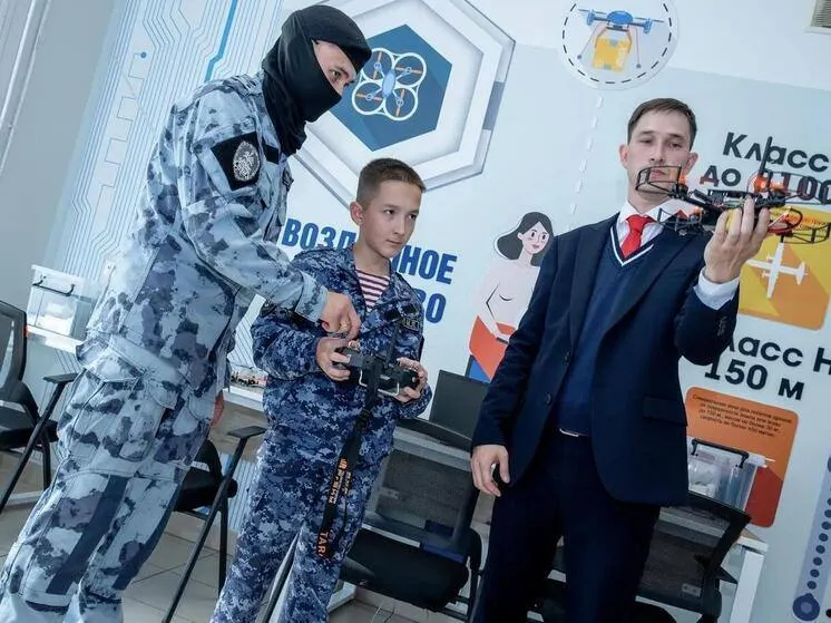 В Чебоксарах открыли кружок по БПЛА: школьники учатся сборке, ремонту и управлению дронами под надзором Росгвардии, обсуждая роль технологий в образовании и безопасности.