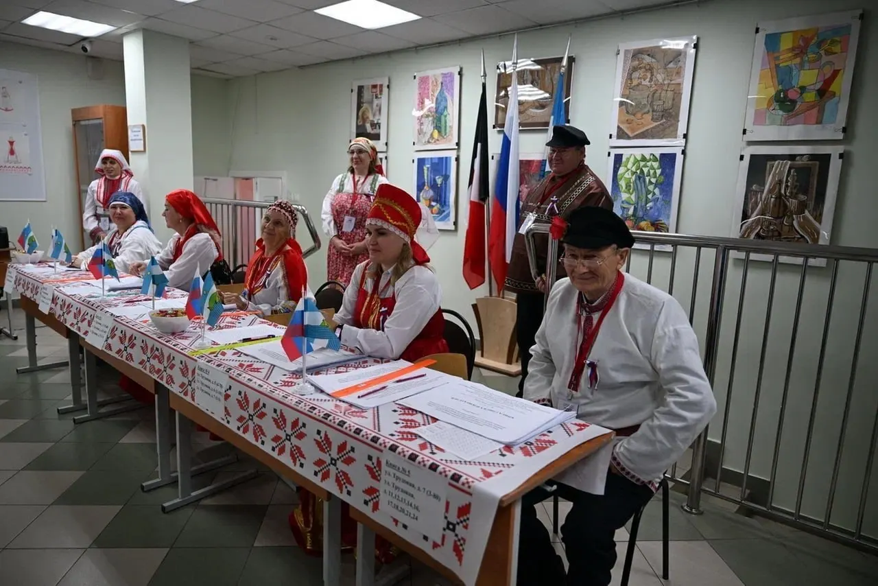 Первый день трехдневного голосования совпал с Днем национального костюма; участки по всей республике украшаются этническими мотивами.