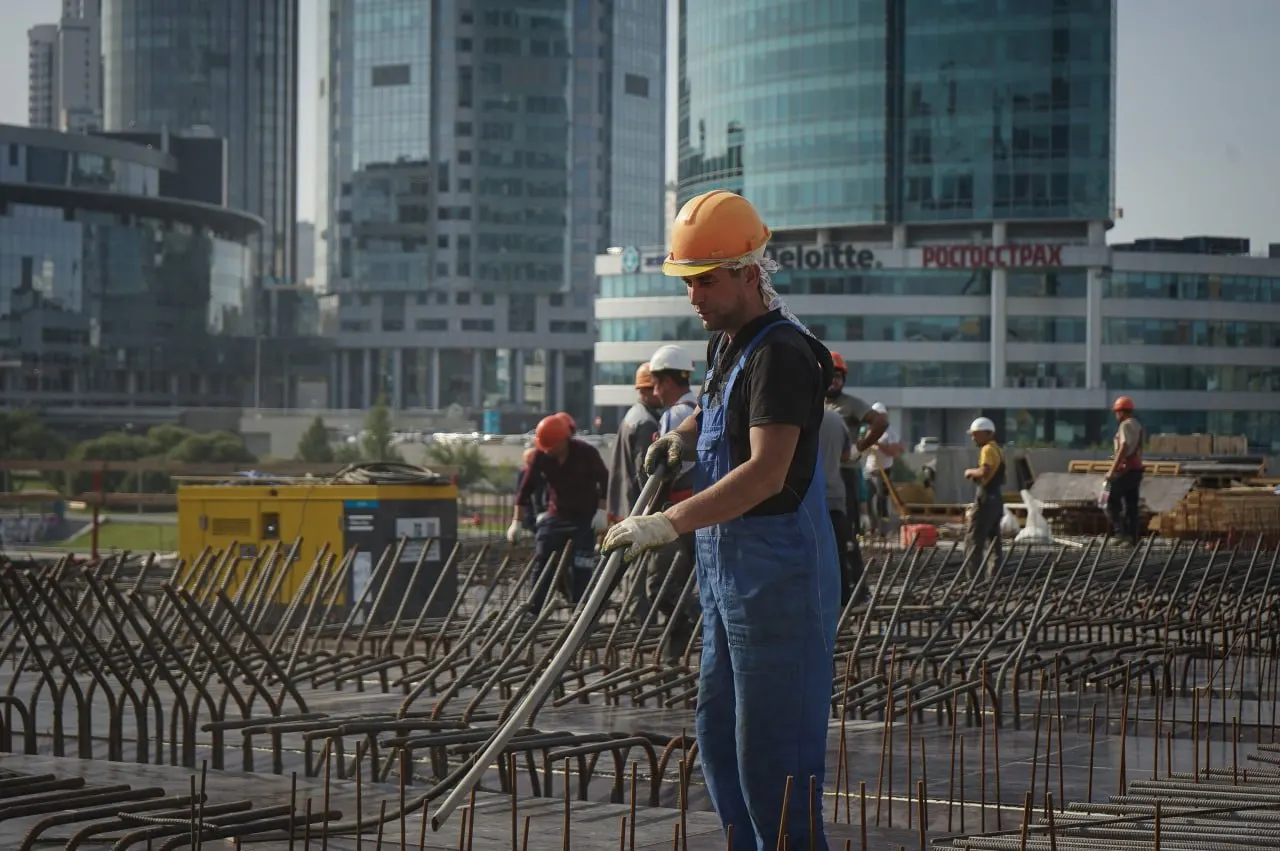 Во втором квартале 2026 года безработица в регионе достигла 2,7%, на фоне роста на 1,2 п.п. по сравнению с прошлым годом. По общему уровню регион занял 68-е место из 85, а среднее время поиска работы — 5,7 месяца. В Нижегородской и Калужской областях показатель составил 0,9%, а в Ингушетии — 22,6%.