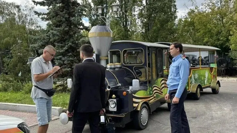 Проверки выявили нарушения в Парке Победы и на площади Кирова; проведён снос незаконных аттракционов.