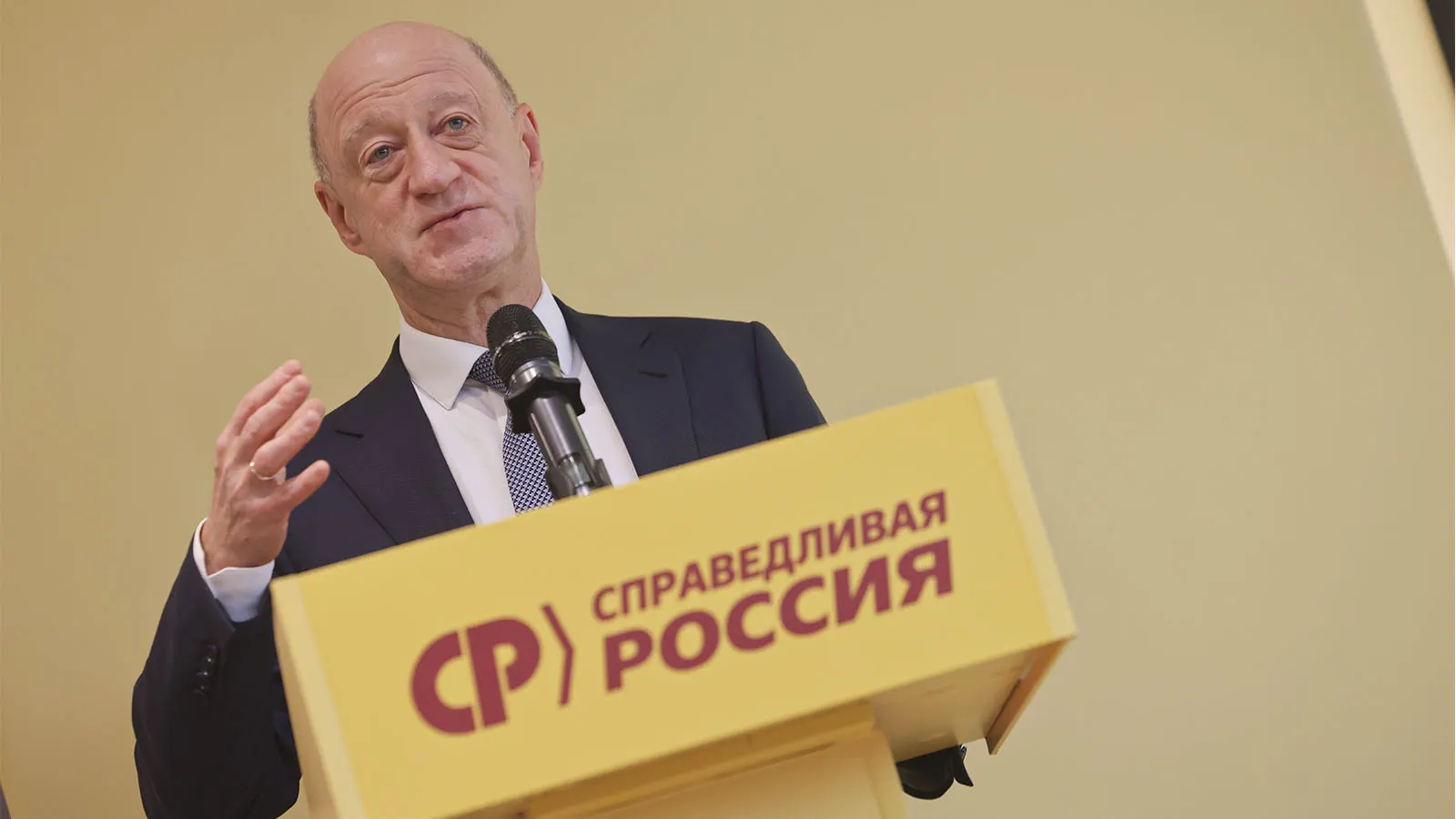 После травмы лидера партии обсуждают возможную смену руководства: Бабаков может возглавить партию, Миронов — роль в парламенте или почетное руководство. Обстановка в рядах эсеров напряжённая.