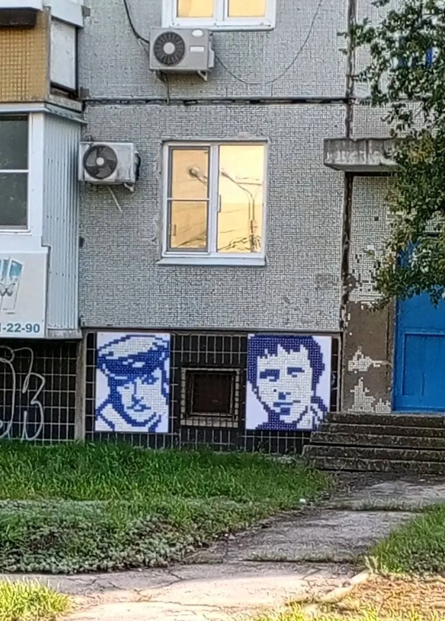 Местный житель превратил пластиковые крышки в портреты известных артистов Андрея Миронова и Владимира Высоцкого.