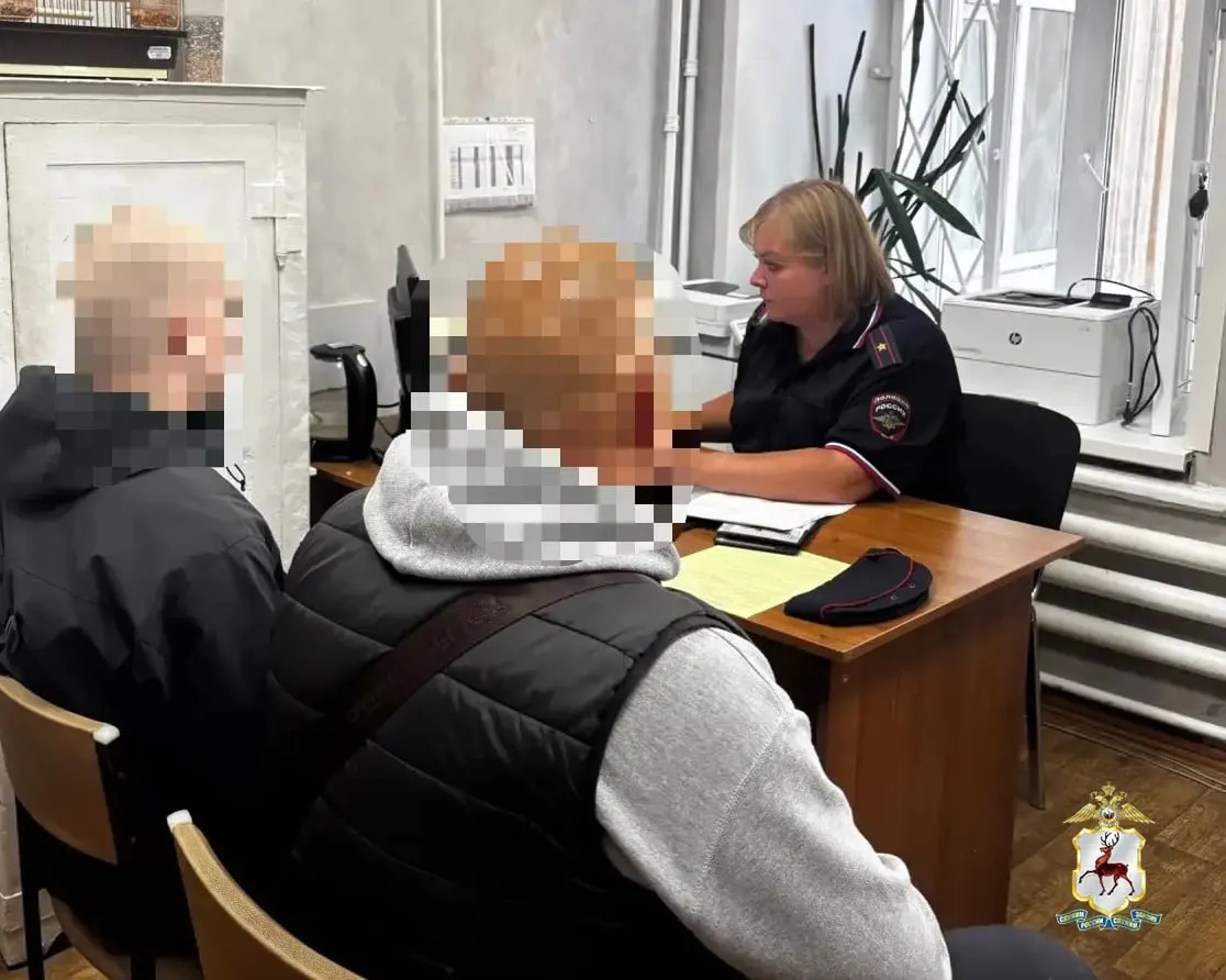 17-летний нижегородец взял ракетницу у друга и выстрелил на площади Минина; вызов в отдел и протокол для отца блогера за невыполнение родительских обязанностей.