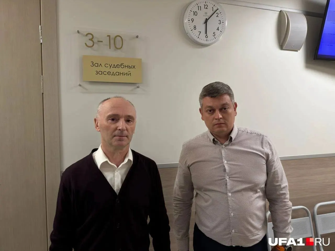 Адвокат Марата Самойлова, защищавший бывшего мэра Уфы Ратмира Мавлиева, задержан по делу, которое может быть связано с возможной взяткой; следственные мероприятия прошли недавно, развивается расследование.