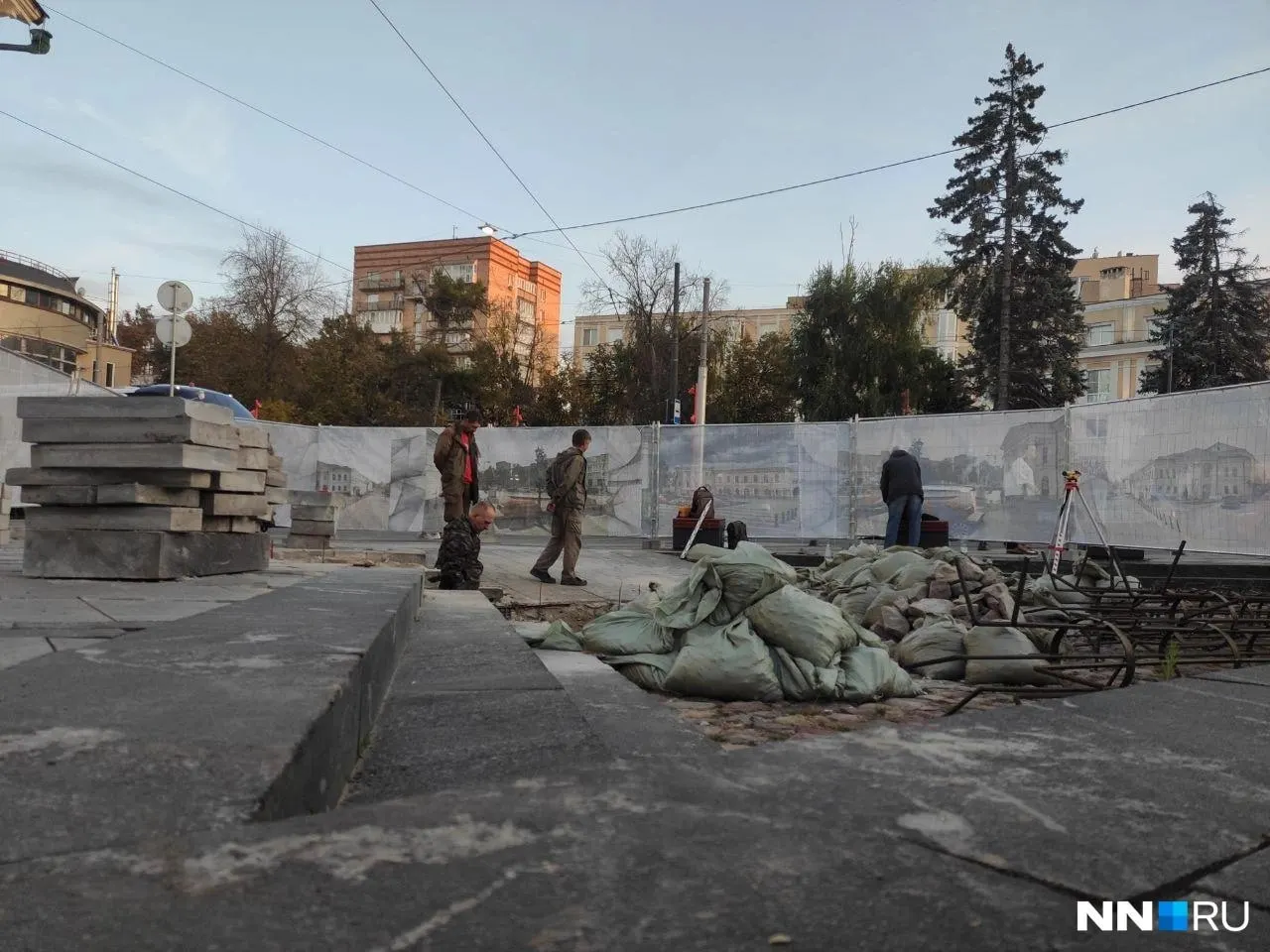 На Покровке началась установка памятника министру юстиции Российской империи Дмитрию Замятнину; работы продлятся до середины октября.