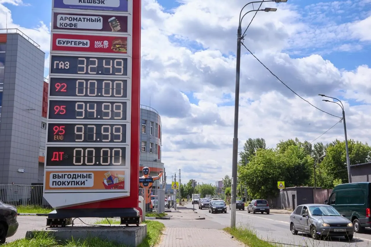 После начала топливного кризиса антимонопольная служба зафиксировала рост числа дел и предупреждений: к 14 сентября — 55 дел и 83 предупреждения; к июлю — 15 дел и 38 предупреждений. Претензии касаются в первую очередь независимых АЗС, зависящих от оптового рынка.