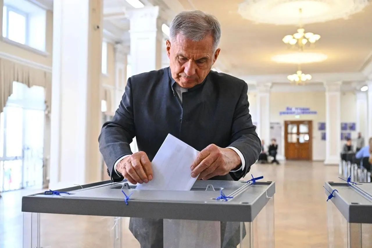 Глава Татарстана посетил участок на старте выборов, сопровождал супругу.