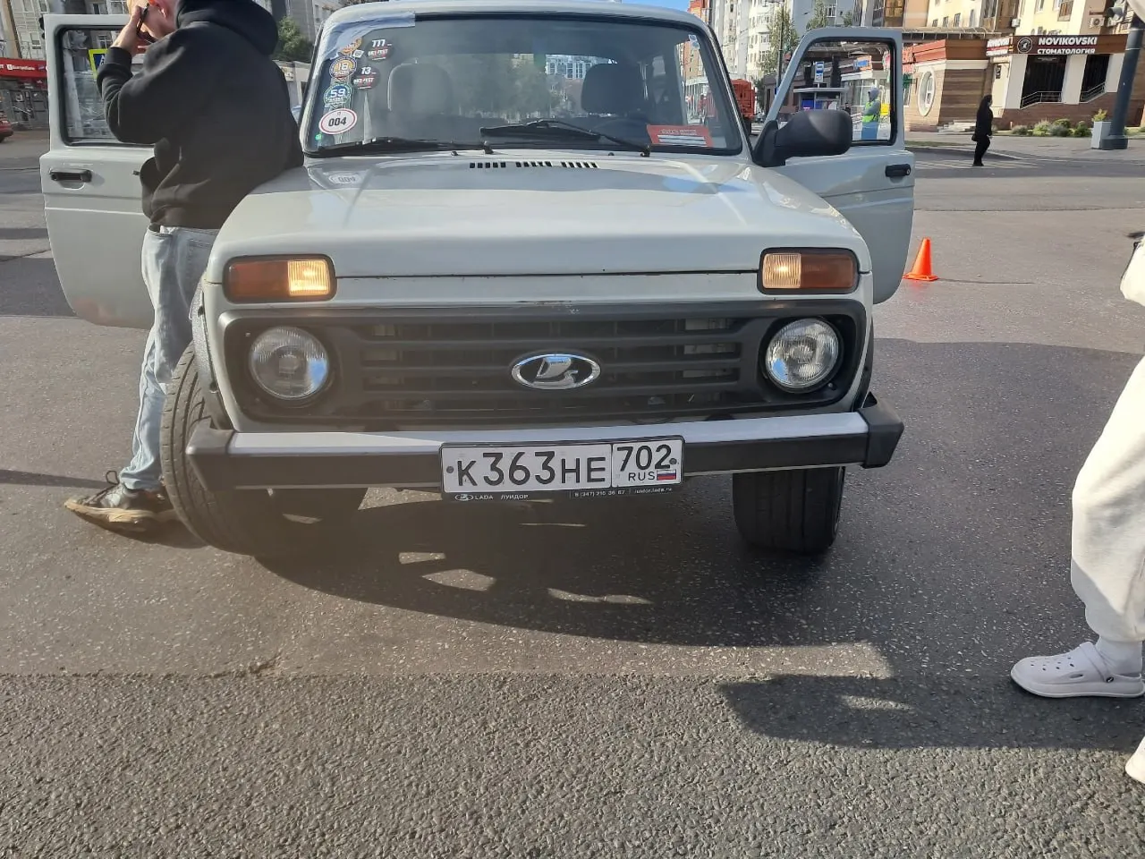 Жители жалуются на громкую музыку, звучащую у перекрёстка в утренние часы, несмотря на просьбы снизить звук.