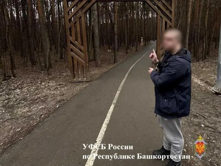 22-летнего уроженца Днепропетровска задержали при попытке забрать товар из тайника; у него нашли около 1,5 кг наркотиков; суд вынес 9 лет строгого режима.