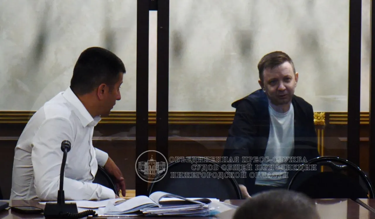 Нижегородский областной суд рассмотрел уголовное дело о незаконном производстве крупной партии наркотиков. Обвиняемые организовали лабораторию в жилом доме и налаживали поставки химикатов, включая материалы, добытые через тайники в лесу.