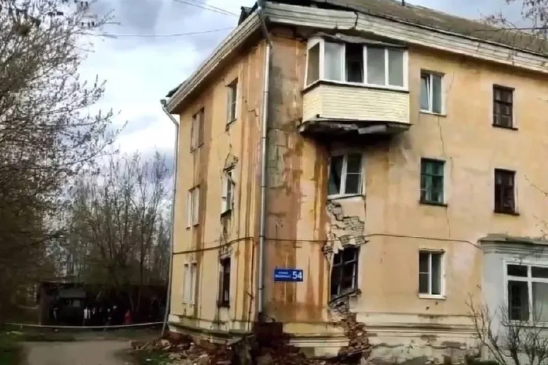 В Балахне Нижегородской области начался процесс над директором управляющей компании, обвиняемым в задержке капремонта и затоплении подвалов многоквартирного дома.