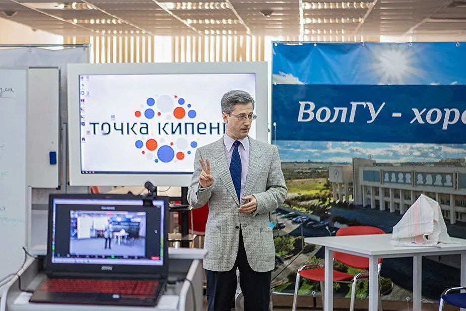 Правозащитники фиксируют ухудшение условий содержания и давление на заключённых в нескольких регионах, включая Волгоград, Калининград и Самару; речь идёт об элементарных условиях содержания, нехватке медицинской помощи и попытках ограничить свободу на фоне политических дел.