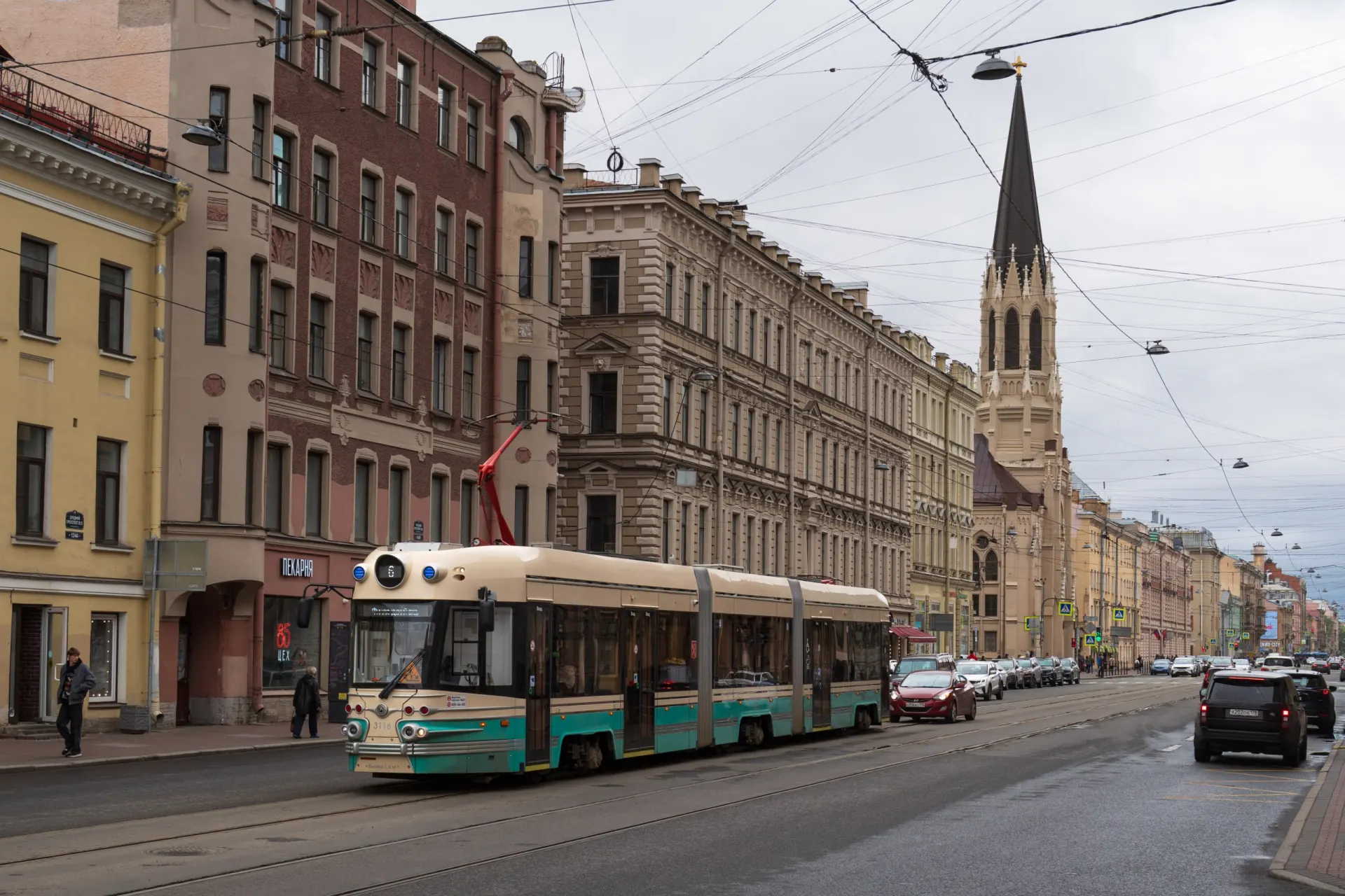 По указу президента в Петербурге стартуют испытания беспилотного общественного транспорта, в которых примут участие участники вооружённого конфликта с Украиной; проект охватывает Москву, Татарстан и Сахалин.
