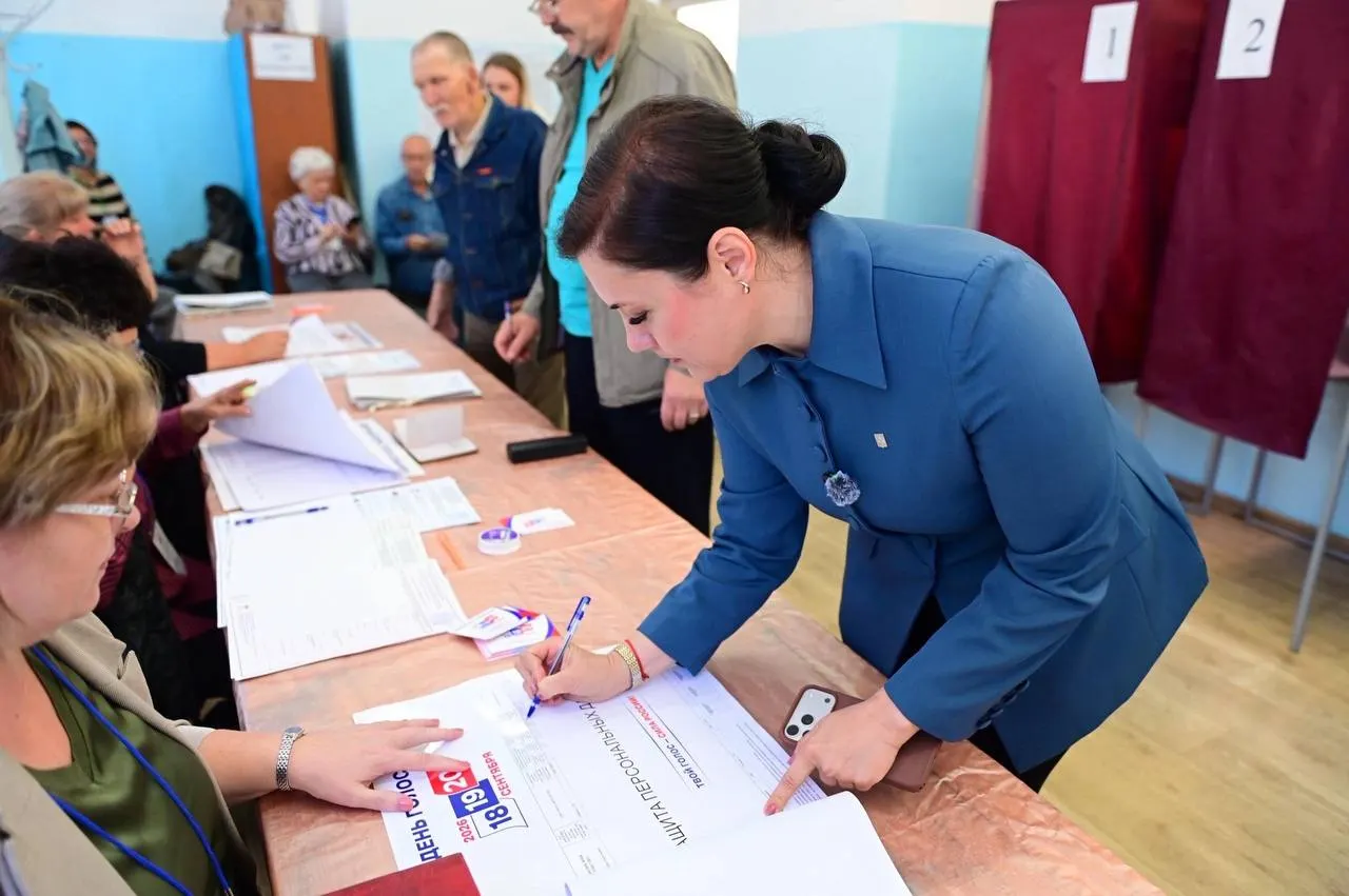 Глава города рассказала, что голосовала одной из первых и призвала жителей активно участвовать в выборах, чтобы вместе определить будущее региона.