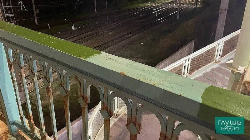 На Трофимовском мосту в Саратове закрасили надписи на перилах; уборочные работы продолжаются, мусор и осколки убраны.