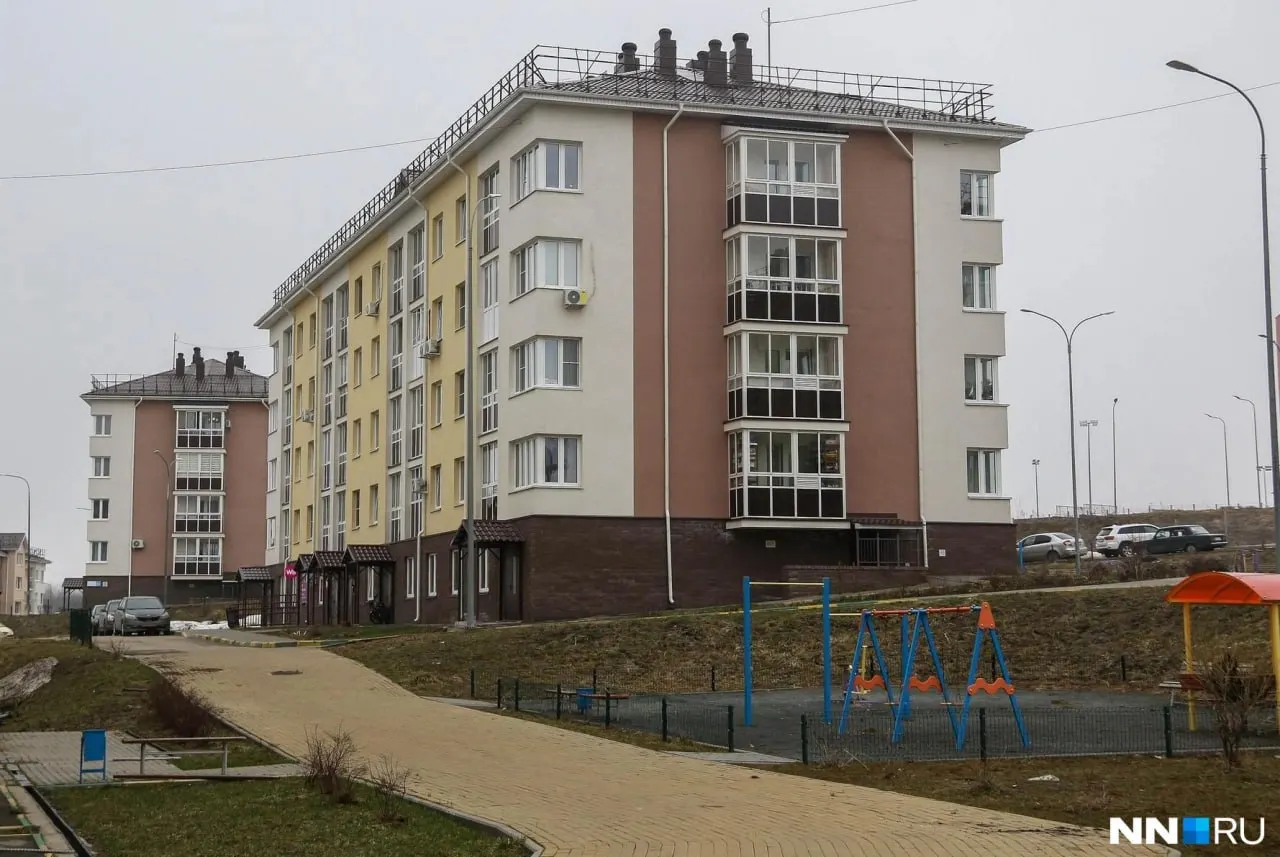 Жители ЖК жалуются на отсутствие уличного освещения; передача сетей в муниципальную собственность запланирована на IV квартал 2026 года.